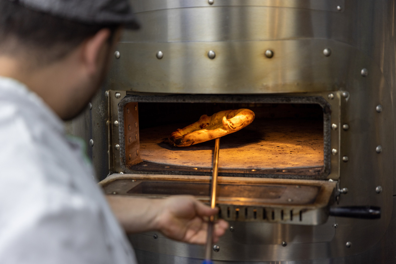 Neapolitan-style pizza has a thin centre and very fluffy crust. Photo: Romain Gamba / Maison Moderne