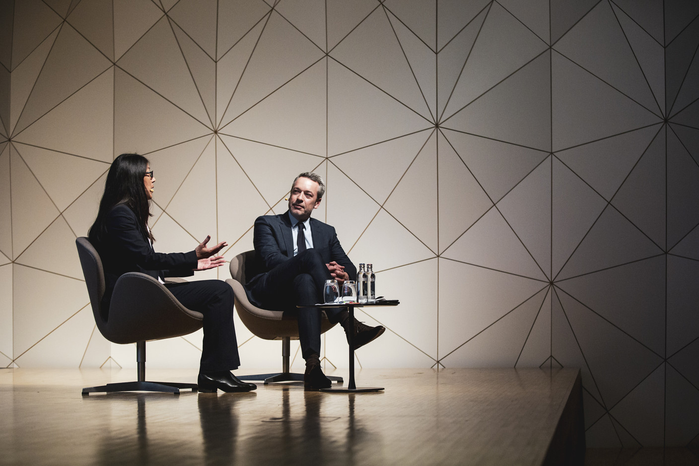 Dr Joanne Liu (Présidente internationale Médecins Sans Frontières) et Matthieu Croissandeau (Maison Moderne) (Photo: Jan Hanrion / Maison Moderne)