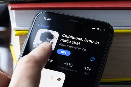 Toujours en phase de test, l’application de chat audio est dans le viseur de ses concurrents potentiels, Facebook et Twitter, et dans celui des autorités chinoises. (Photo: Shutterstock)