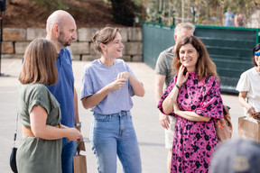 La directrice (à gauche en bleu), Catherine Stronck et la présidente (à droite) ont accueilli le public et expliqué les activités de la coopérative.  (Photo: Justine Allimonnier/co-Labor)