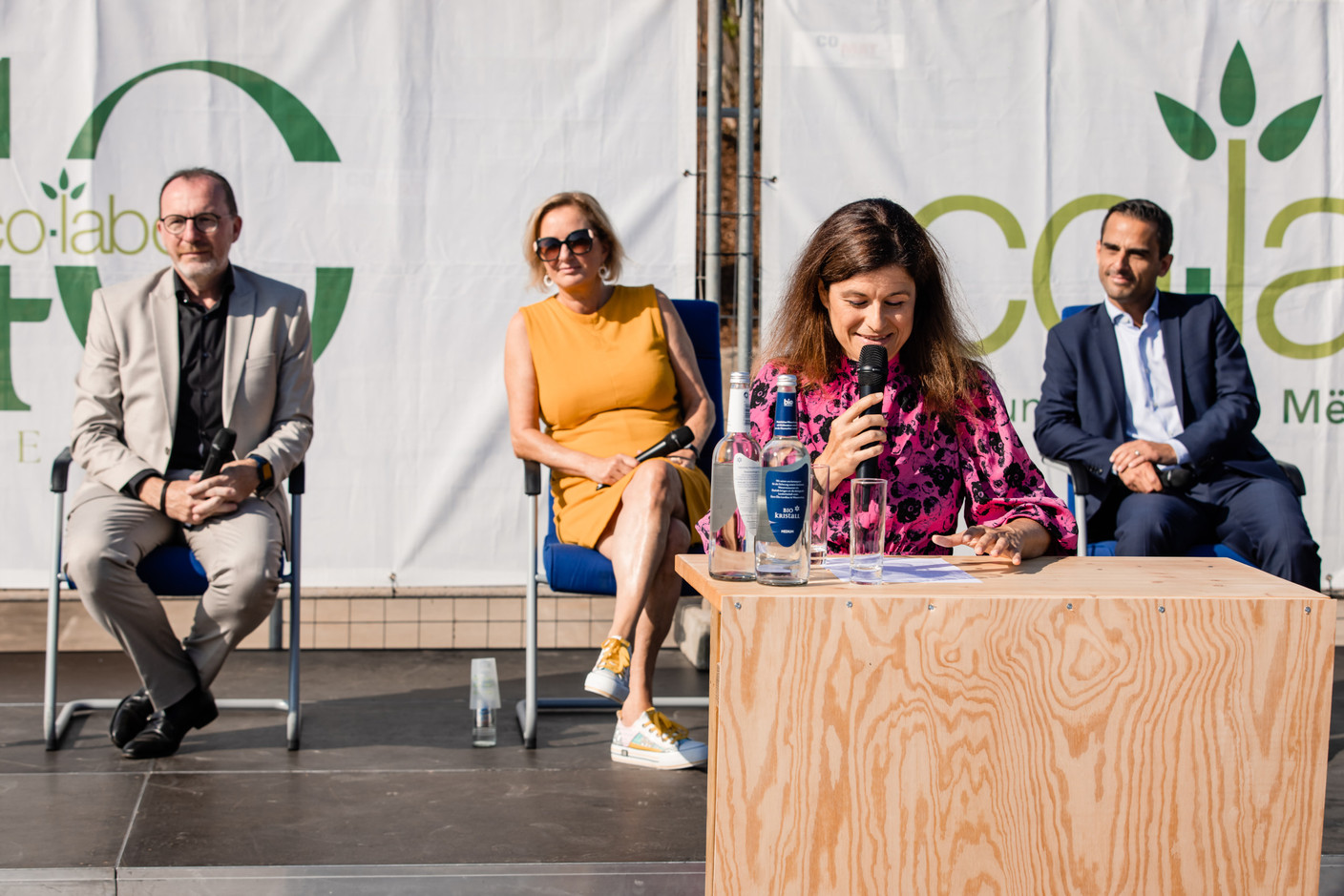 Plusieurs responsables politiques et candidats en campagne étaient présents. Ici, derrière la présidente Lola Artigao, Georges Engel (LSAP), Paulette Lenert (LSAP), Max Hahn (DP). Était aussi présent François Benoy (déi Gréng).   (Photo: Justine Allimonnier/Co-Labor)