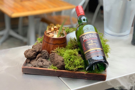 L’Uisge Beatha 1798 de Florian Pawlik a su combiner visuel, saveur et attractivité pour la marque Ardbeg, et faire remporter à son créateur le titre de Master of Smoke, lors de la seconde compétition Symposium. (Photo: Maison Moderne)