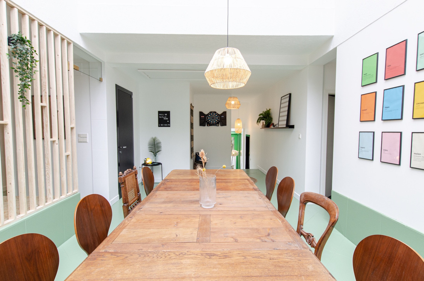 La salle à manger et sa table en bois. Et son coin jeu, aménagé là pour créer des liens entre les six «colivers». (Photo: Cocoonut)