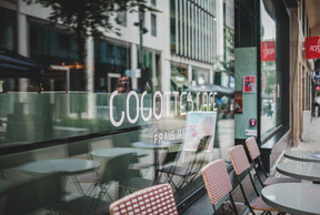 Cocottes Café also has a small terrace overlooking the pedestrianised Rue Aldringen. Photo: Damien Schleich