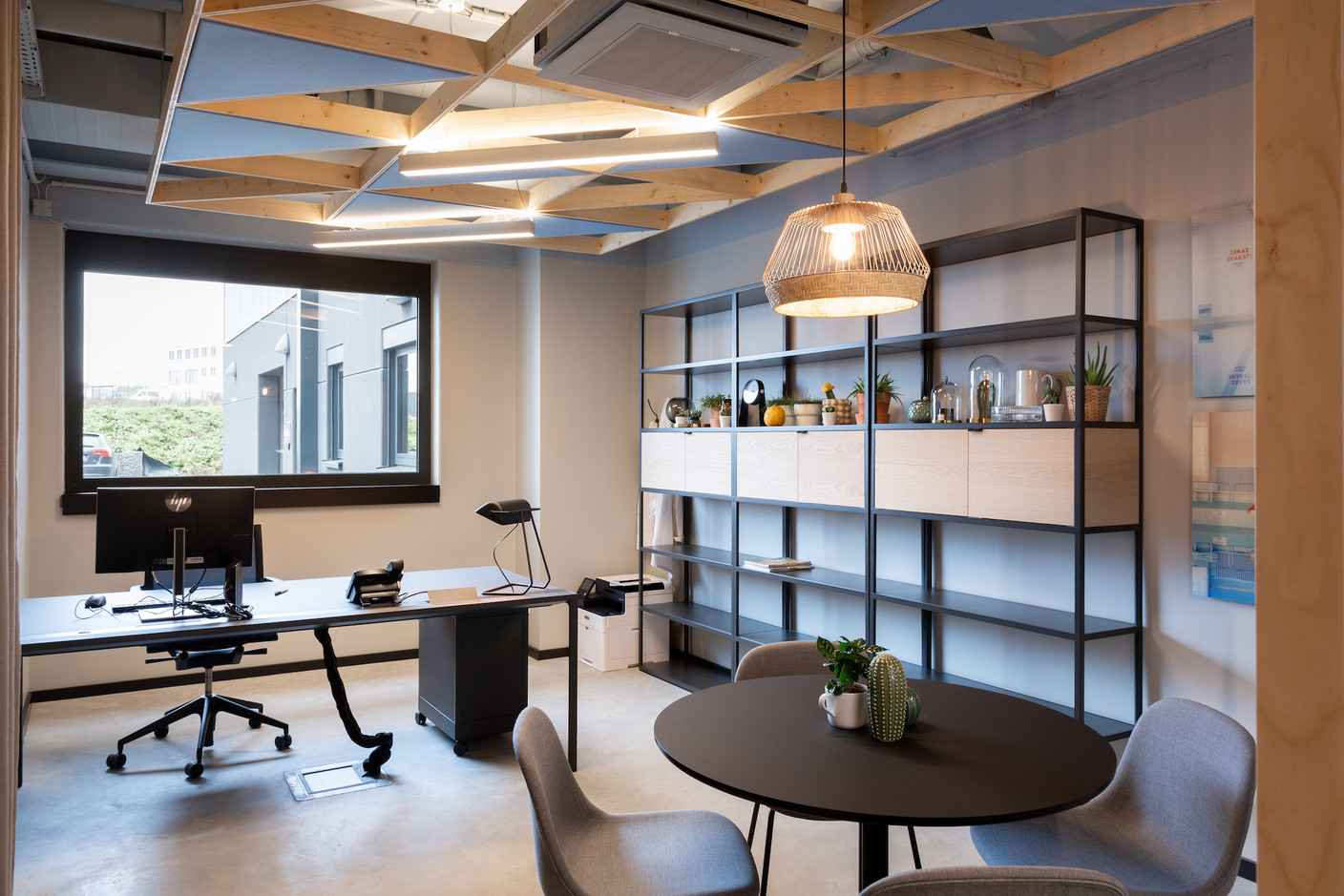 In the offices, false ceilings improve the acoustics and integrate the lighting. (Photo: Patty Neu)