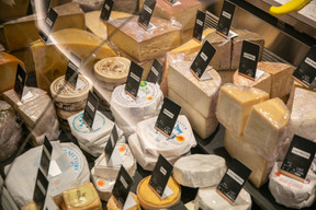Les fromages restent bien représentés dans le commerce de proximité. (Photo: Romain Gamba/Maison Moderne)