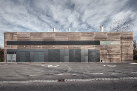 La centrale de cogénération conçue par Metaform Architects se présente comme un volume simple et compact. (Photo: Steve Troes Fotodesign)
