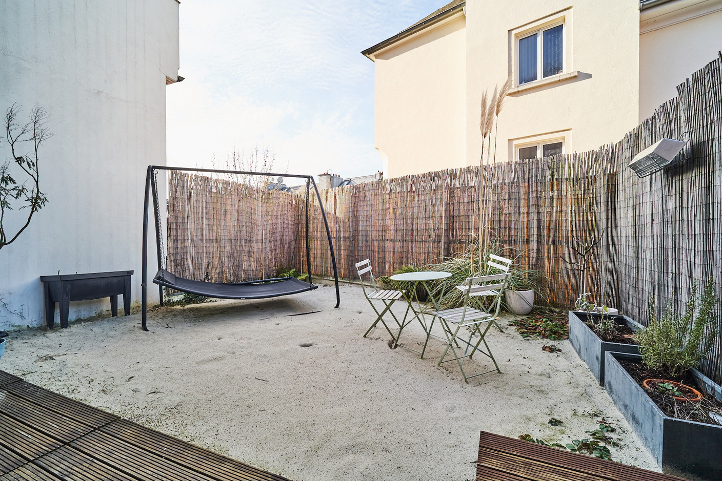 Au lieu d’avoir un jardinet ou une terrasse, l’extérieur est aménagé en plage, avec du vrai sable fin! (Photo: Andrés Lejona/Maison Moderne)