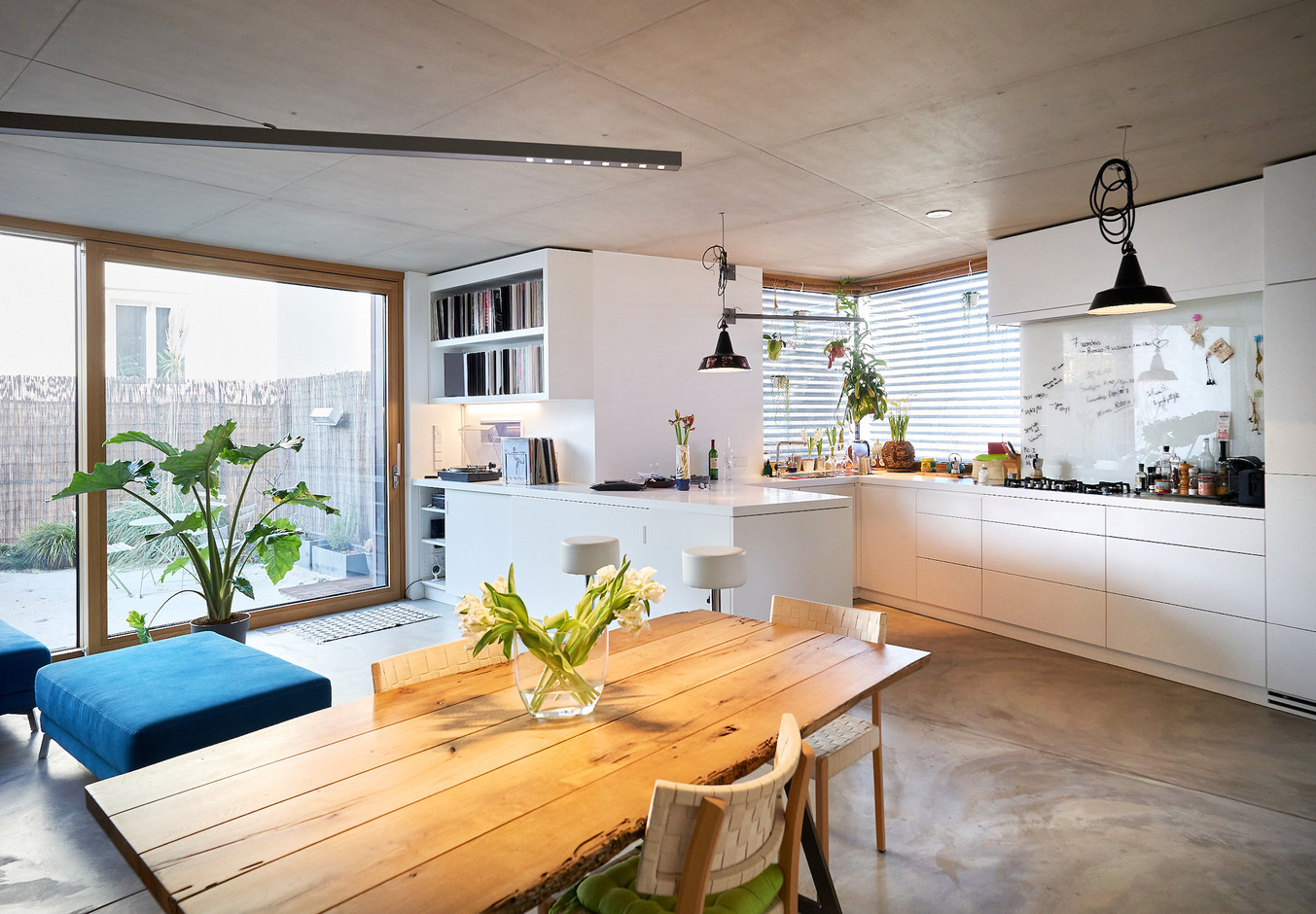 La cuisine est très importante pour Donato Rotunno, et c’est un espace pour lequel il n’a fait aucune concession. La hauteur est adaptée à sa taille, il a insisté pour avoir une plaque au gaz, et la fenêtre d’angle cadre la vue. (Photo: Andrés Lejona/Maison Moderne)