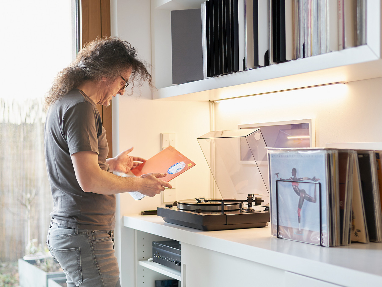 Donato Rotunno possède une immense collection de vinyles, qu’il écoute dans l’espace de vie. Une bibliothèque entière leur est dédiée, mais on en trouve aussi ailleurs dans la maison, jusque dans la cave. (Photo: Andrés Lejona/Maison Moderne)