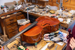 Les deux jeunes musiciens proposent réparation, entretien et location d’instruments. (Photo: Romain Gamba/Maison Moderne)