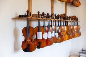 Jean-Pierre Reitz avait lancé son atelier en 1984 à Pétange. Jacques et Mélissa se sont, eux, formés au métier à l’école de Marche-en-Famenne (Belgique). Ils ont rouvert l’atelier à Mamer en janvier et l’ont renommé Col Legno.  (Photo: Romain Gamba/Maison Moderne)