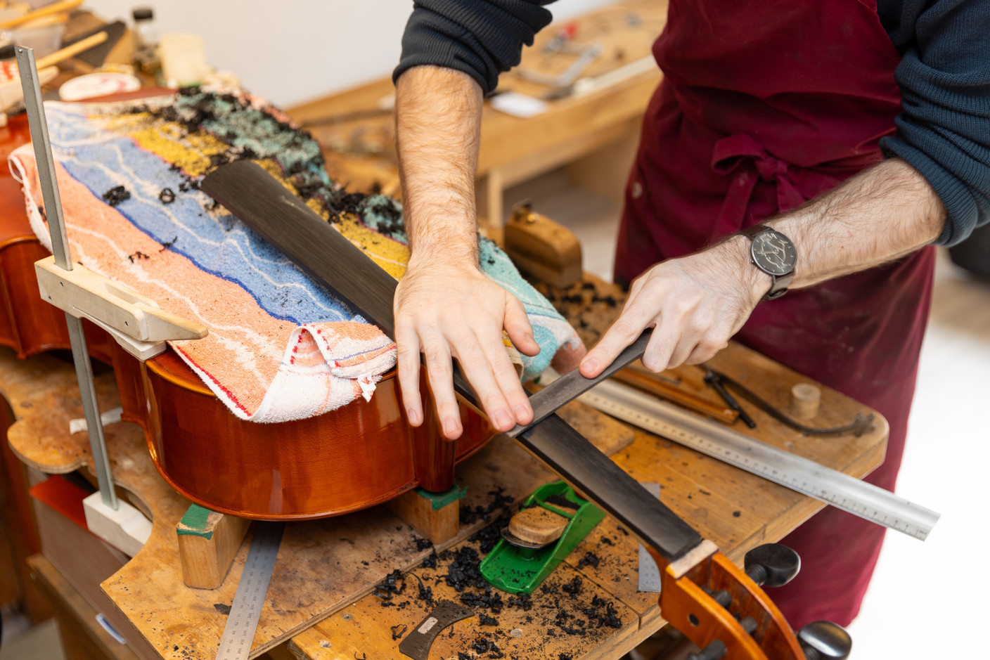 Jacques se spécialise pour les violoncelles et contrebasses, et Mélissa pour les violons et les altos. (Photo: Romain Gamba/Maison Moderne)