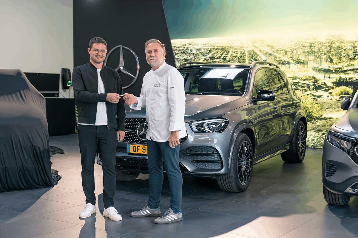 Jens Niedereichholz, Directeur voitures particulières de Merbag Luxembourg remet la nouvelle voiture au Chef Cyril Molard. ©Merbag SA Photo : Merbag