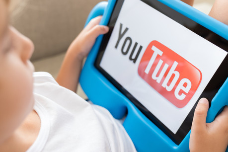 Une vingtaine d’associations de défense des droits numériques et de protection de l’enfance ont dénoncé une utilisation des données sans accord des parents. (Photo: Shutterstock)