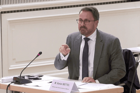 Pourtant présent avec deux ministres, signe du sérieux avec lequel il prenait le débat sur la 5G, le chef du gouvernement, Xavier Bettel, a été chahuté par Concetta Valvason, à l’initiative de la pétition «Stop5G» au Luxembourg. (Photo: Paperjam)