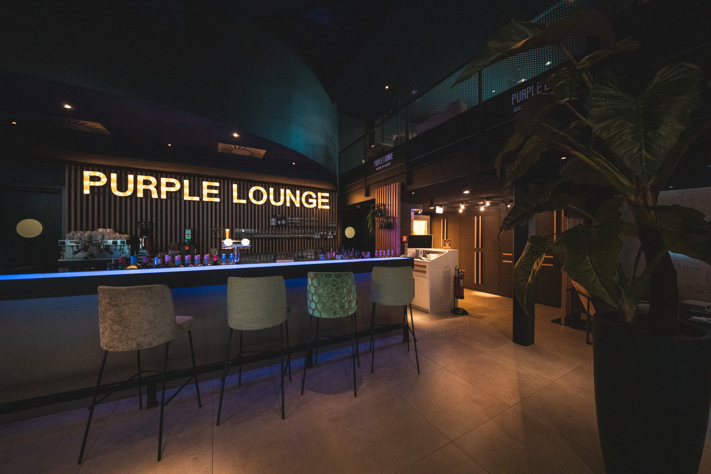 In the trendy and colourful decor of the Purple Lounge, but without forgetting the comfort, you quickly feel at ease and ready to be impressed... Eva Krins/Maison Moderne