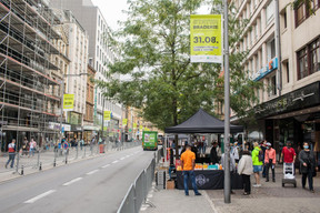 L’affluence est moins marquée dans l’avenue de la Gare, ouverte au trafic des bus et marquée par une série de commerces fermés. ((Photo: Matic Zorman/Maison Moderne))