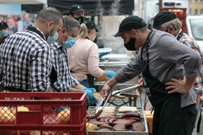 Coronavirus oblige, la vente d’aliments était limitée au «food village» du Knuedler avec sept stands différents. ((Photo: Matic Zorman/Maison Moderne))