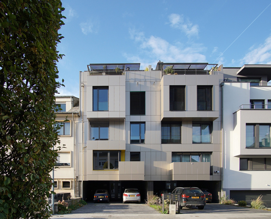 Les deux résidences ont le même traitement de façade, créant ainsi un ensemble homogène. (Photo: Decker, Lammar et Associés)