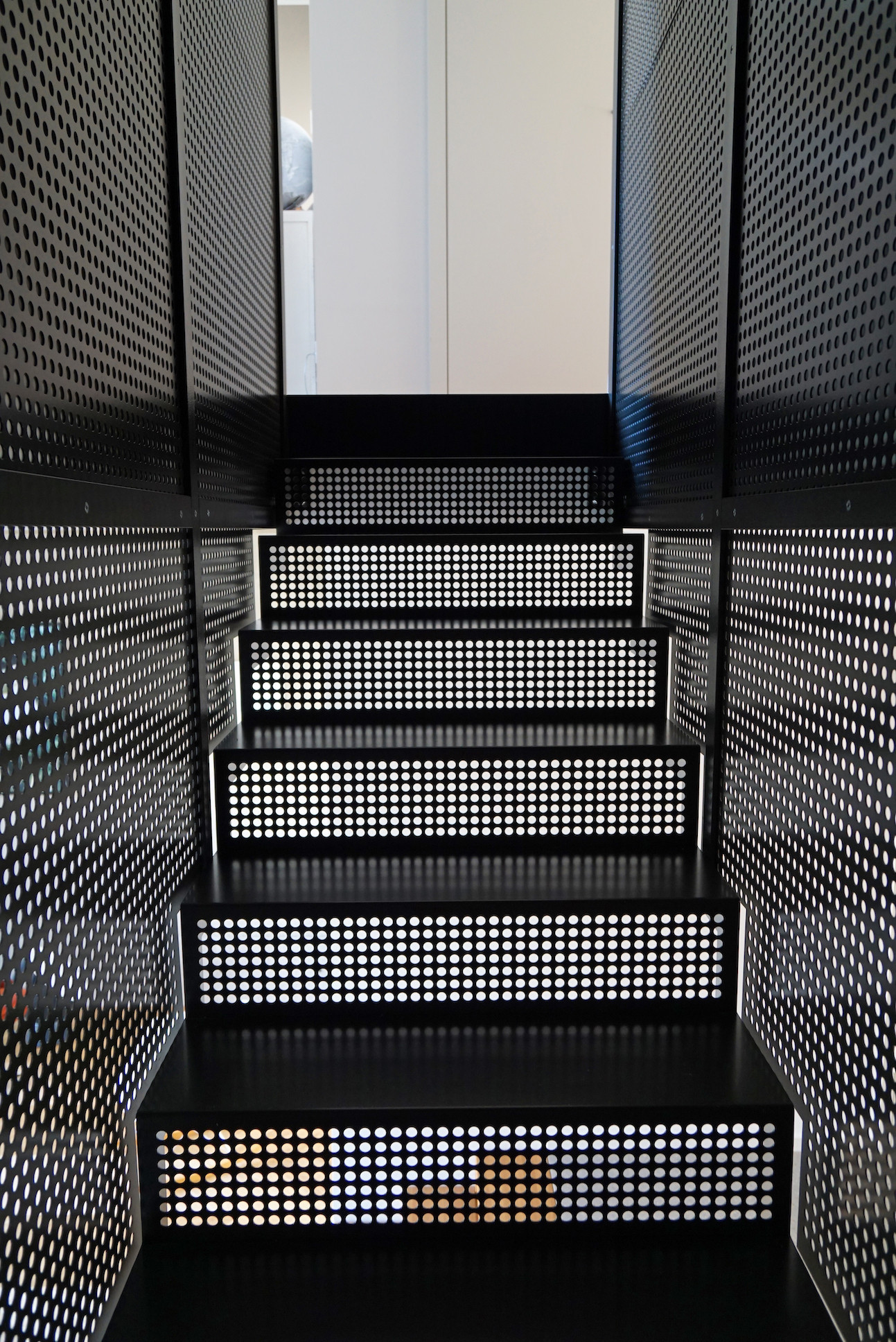 L’escalier est le grde corps sont réalisés avec le même élément métallique.                         (Photo: Decker, Lammar et Associés)