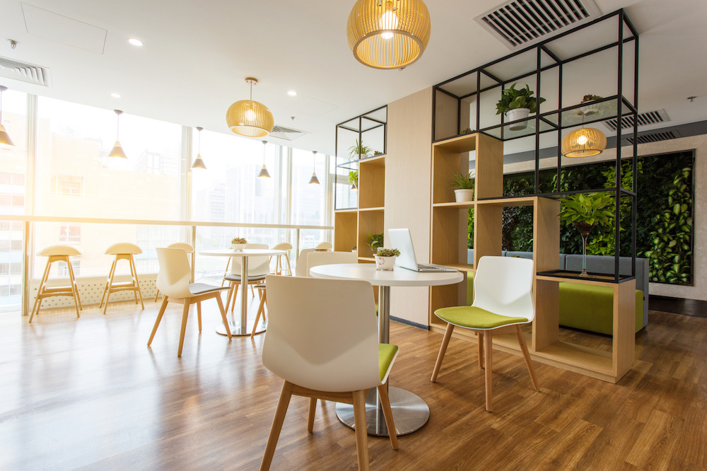En choisissant du mobilier de bureau de manière écoresponsable, l’entreprise peut limiter son empreinte environnementale tout en garantissant des lieux de travail sains et fonctionnels. (Photo: Shutterstock)
