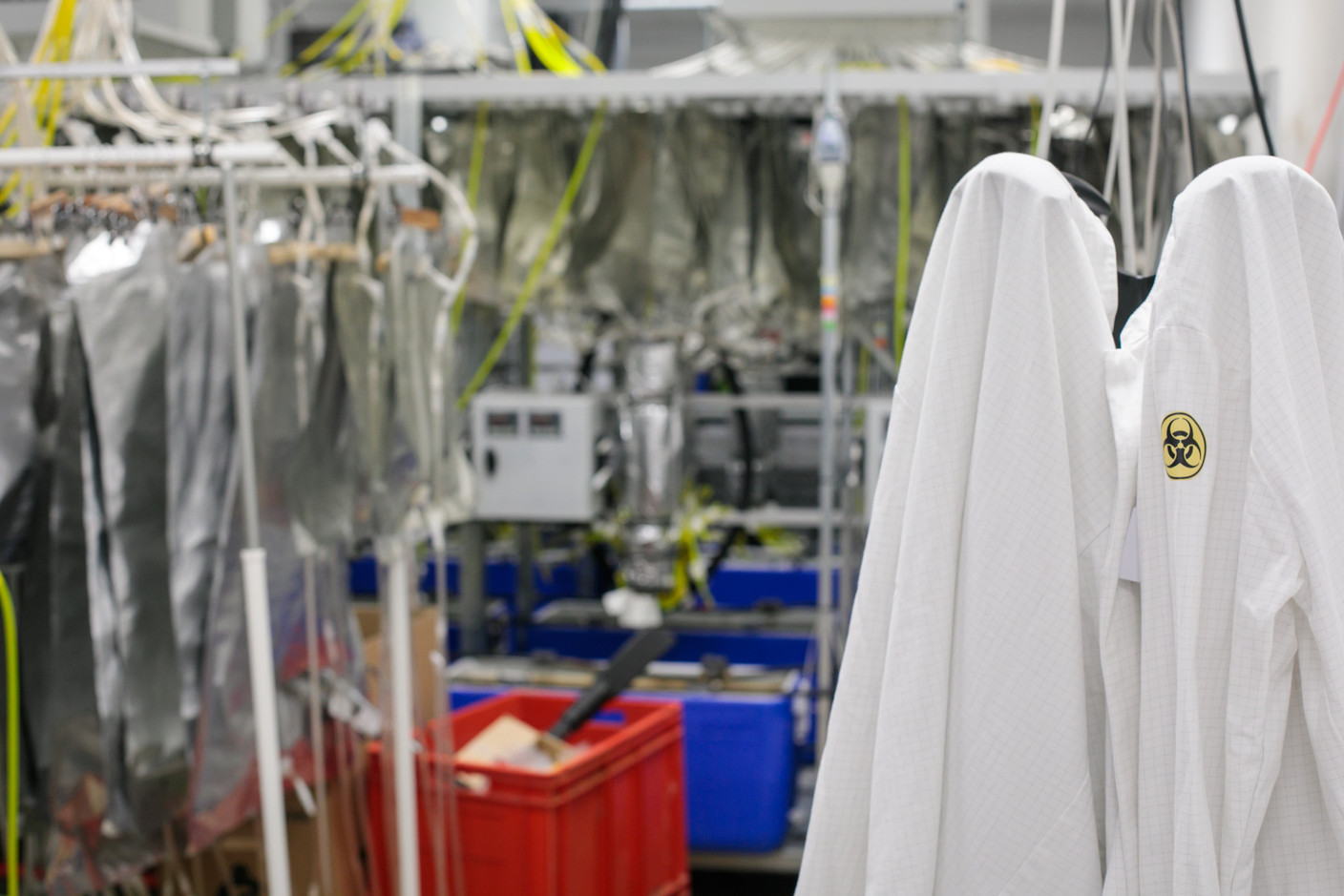Dans le laboratoire de bioénergie, blouses blanches et bactéries coexistent au service de la production d’énergies issues de l’économie circulaire. (Photo: Matic Zorman/Maison Moderne)