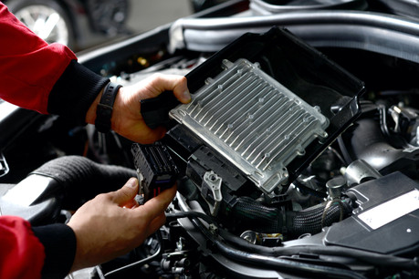 Les voitures, qui sont de plus en plus électroniques et de plus en plus électrifiées, comptent jusqu’à 1.400 puces électroniques. (Photo: Shutterstock)