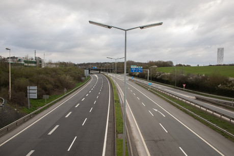 Mars 2020. La première vague de Covid-19 et le confinement avaient totalement vidé les autoroutes luxembourgeoises de leur trafic habituel. Plus d’un an après, les habitudes de déplacement des frontaliers et résidents ne sont toujours pas revenues à la normale. (Photo: Matic Zorman/archives Maison Moderne)