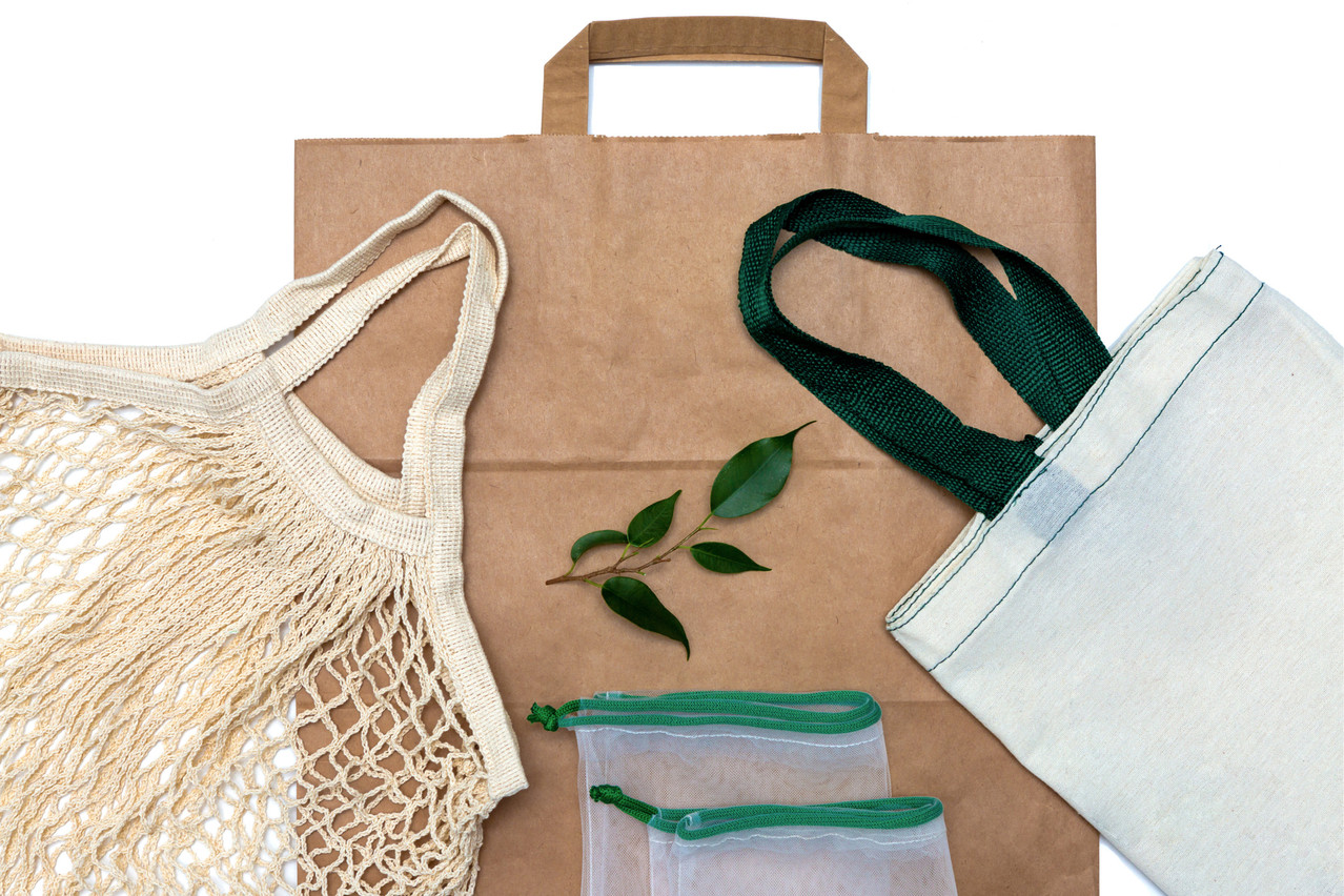 Le sac en papier fait place aux alternatives textiles comme le coton ou la toile de jute, notamment. (Photo: Shutterstock)