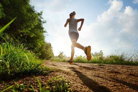 Beaucoup de coureurs aiment faire une sortie durant leur pause de midi. Reste à savoir comment bien s’alimenter avant. (Photo: Shutterstock)