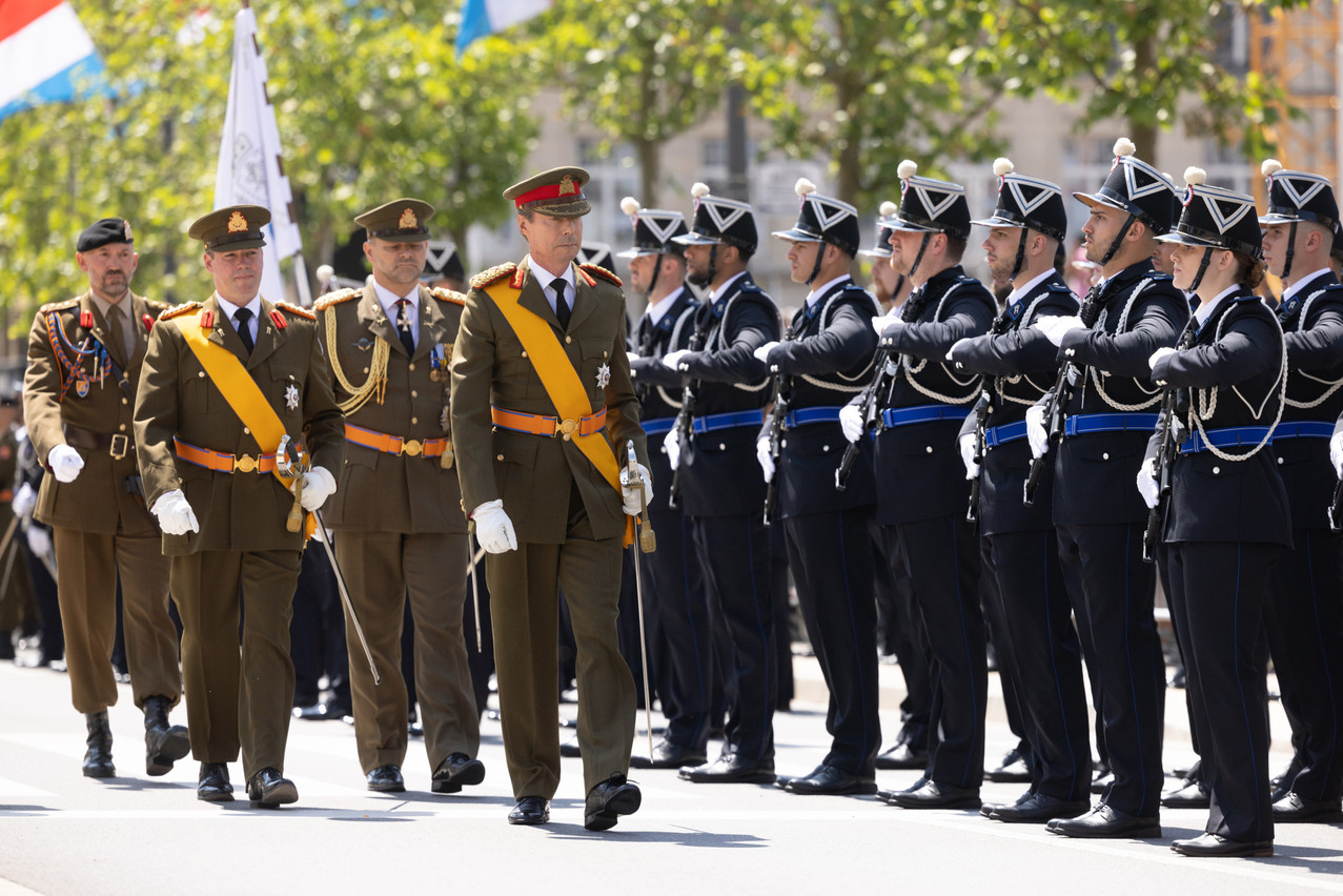 LL.AA.RR. le Grand-Duc et le Grand-Duc héritier passent en revue les troupes sur l’avenue de la Liberté. (Photo: Guy Wolff/Maison Moderne, archives)