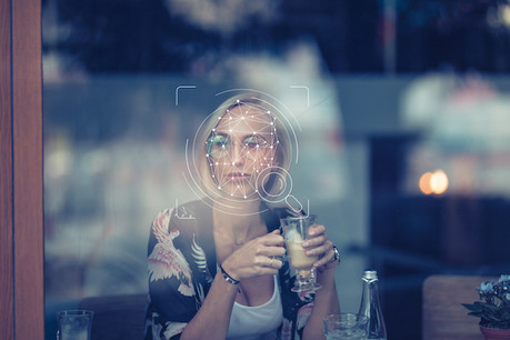 Dans la technologie la plus connue, celle de l’iPhone X, le système analyse 30.000 points du visage pour construire deux «cartes». La probabilité de se tromper ne serait que de une sur un million. (Photo: Shutterstock)