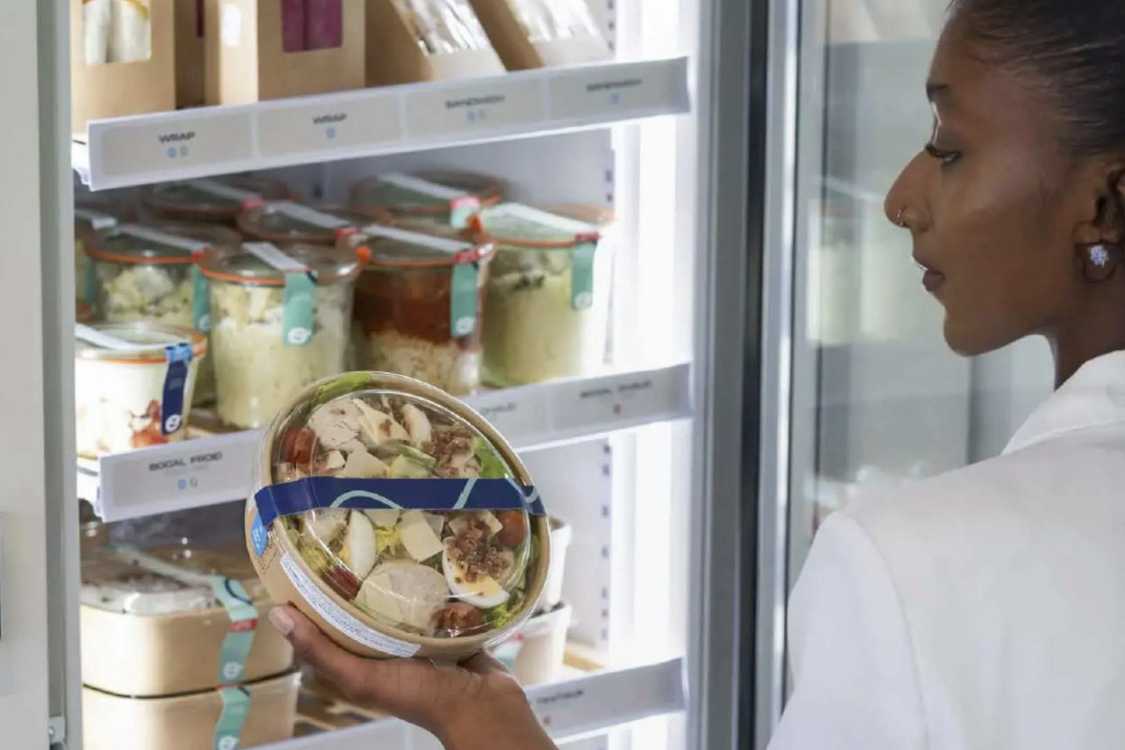 Les 55 frigos intelligents que pilote Foozo sont alimentés au minimum une fois par jour dans chacune des entreprises clientes. (Photo: Foozo)