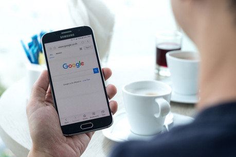 Tandis qu’Apple travaille à son propre moteur de recherche, Google voit son système d’enchères pour moteurs alternatifs critiqué en Europe. (Photo: Shutterstock)