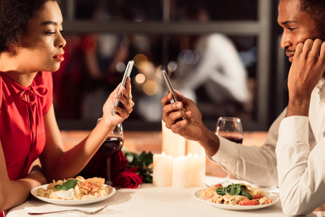 À la veille de la Saint-Valentin, Google a lancé trois nouvelles applications… pour que l’internaute décroche de son smartphone. (Photo: Shutterstock)