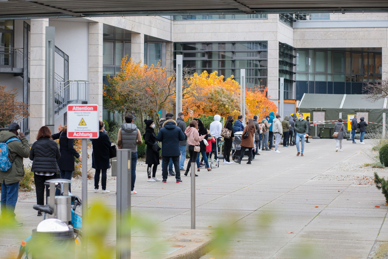 Avec l’explosion du nombre de cas de Covid-19 à la mi-octobre, la demande de tests PCR a fortement augmenté, provoquant de longues files d’attente devant les centres de dépistage, comme ici, le 29 octobre, devant les Hôpitaux Robert Schuman. (Photo: Matic Zorman / Maison Moderne / Archives)