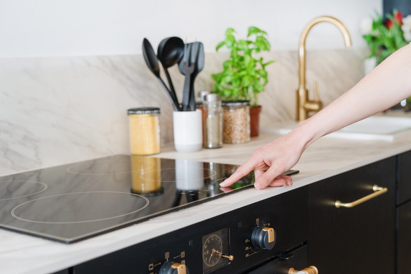 Le montant des aides de l’État augmente pour faire baisser la facture des particuliers… qui devront apprendre à mieux gérer leur consommation pour profiter des tarifs les plus bas. La tarification dynamique, l’avenir. (Photo: Schutterstock)