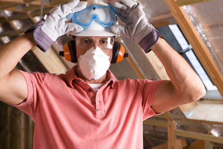 Les salariés de la construction qui reprennent le travail le 20 avril devront porter un masque. (Photo: Shutterstock)