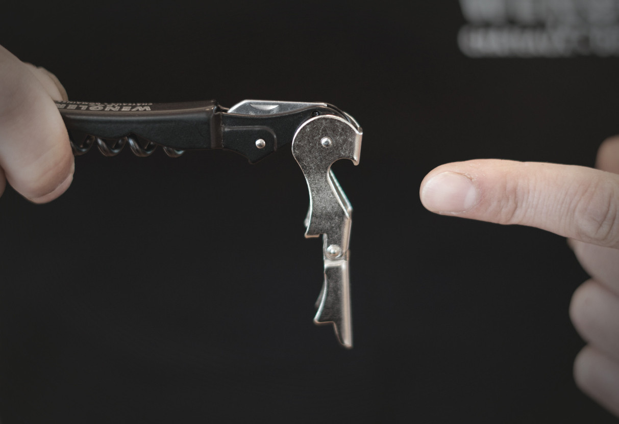 Comment ouvrir une bouteille de vin? Wengler Châteaux & Domaines  