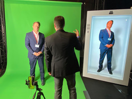 Dans le traditionnel tour des stands, le Premier ministre s’est prêté à l’hologramme nouvelle génération montré par Orange Luxembourg. Un clone augmenté qui a laissé Xavier Bettel vaguement inquiet de ce que son image allait devenir. (Photo: Paperjam)