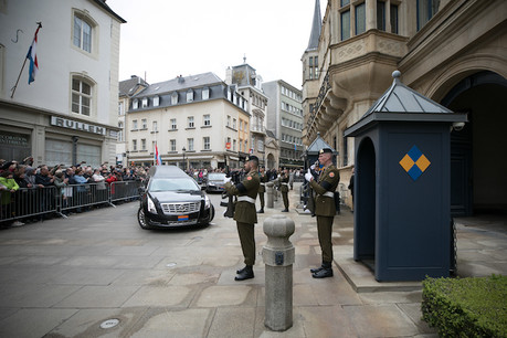 Le corbillard emmenant la dépouille du Grand-Duc Jean lors de son arrivée, dimanche après-midi, au palais grand-ducal. (Photo: Guy Wolff/Cour grand-ducale)