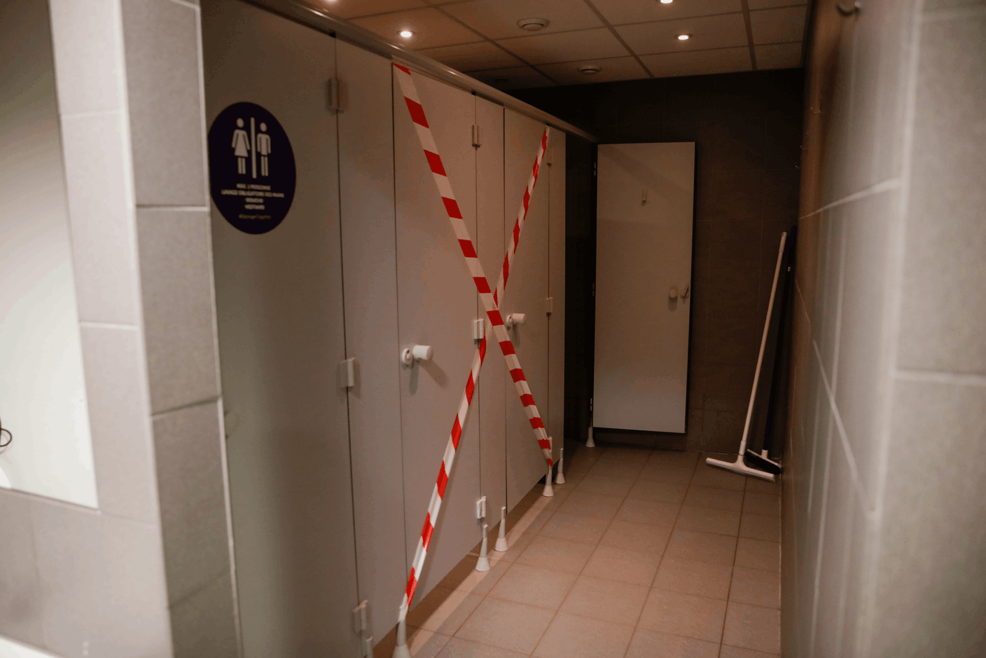 Les douches, vestiaires et sanitaires restent accessibles, en respectant quelques règles. (Photo: Romain Gamba/Maison Moderne)