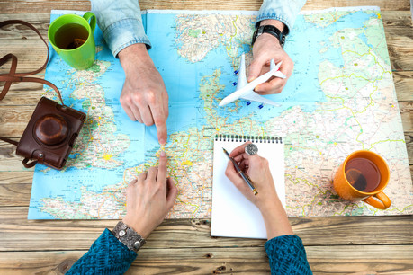 Les clients reviennent lentement dans les agences de voyages. Les réservations pour les croisières ou les destinations lointaines restent à l’arrêt. (Photo: Shutterstock)