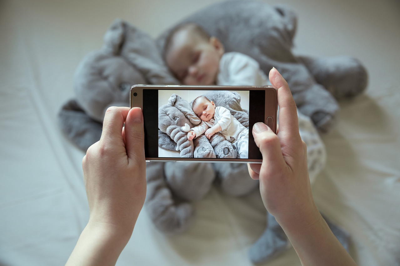Le temps passe, les enfants grandissent, et les photos et vidéos s’accumulent dans les smartphones. Avec le risque d’un problème technologique et de perdre ces précieuses images. (Photo: Shutterstock)