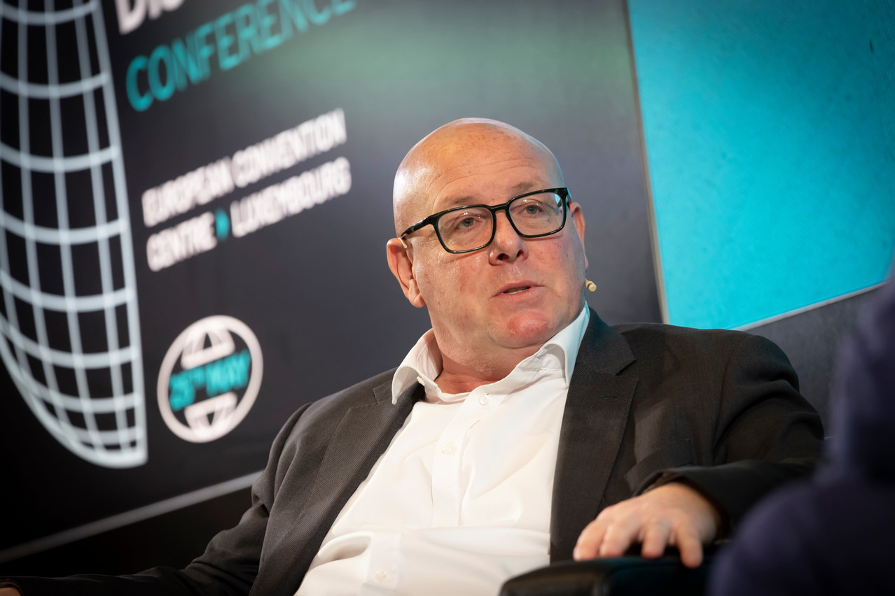 Lors de la Cross-Border Distribution Conference, qui s'est tenue au European Convention Center au Kirchberg, le 25 mai 2023, Nick Leeson (ancien trader véreux) et Yuri Bender (rédacteur en chef au Financial Times) ont échangé sur le thème: «Fireside chat : Apprendre du passé pour reconstruire un avenir meilleur» (Photo: Deloitte)