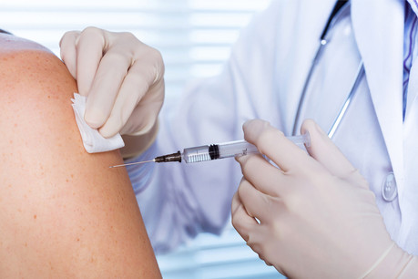 Attendus au premier semestre 2021, les vaccins contre le Covid-19 seront prodigués à certains groupes de population en priorité selon des critères à préciser. (Photo: Shutterstock)