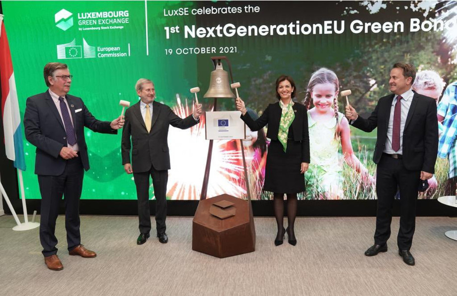 Xavier Bettel, Julie Becker, Johannes Hahn (r.t.l.) at the ringing of the bell ceremony on 19 October Photo: European Commission
