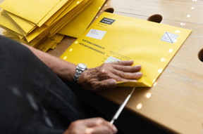 À Esch-sur-Alzette, il est déjà l’heure d’ouvrir les enveloppes utilisées pour le vote par correspondance. (Photo: Guy Wolff/Maison Moderne)