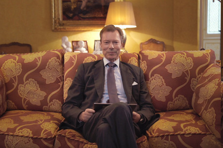 L’image, inédite, montre le Grand-Duc dans un canapé en train de prendre connaissance des messages de sympathie et d’encouragement d’anonymes sur Twitter. (Source: Cour grand-ducale)